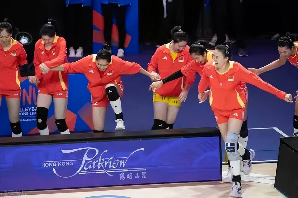 中国女排压哨绝杀F1车队，全场沸腾！经典一战再现传奇